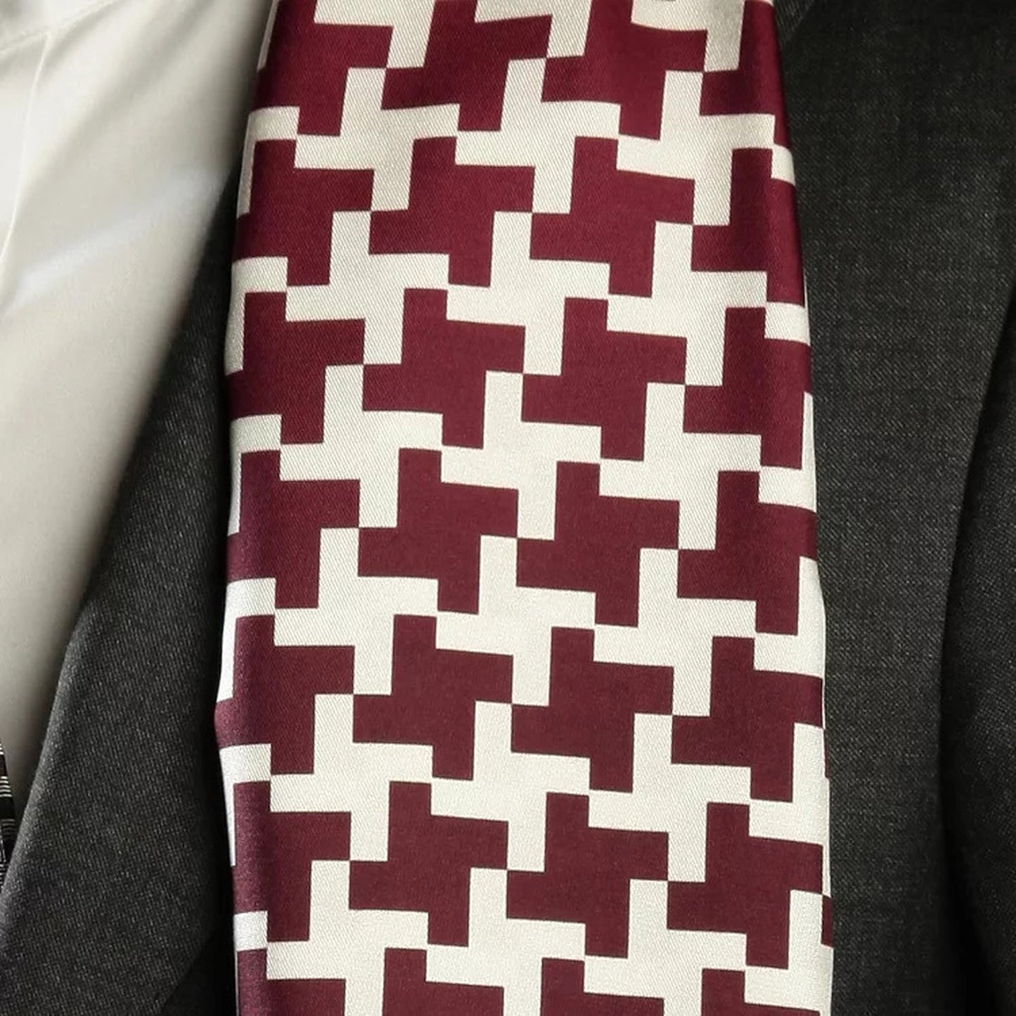 Red and White Ombré Houndstooth Fringed Scarf