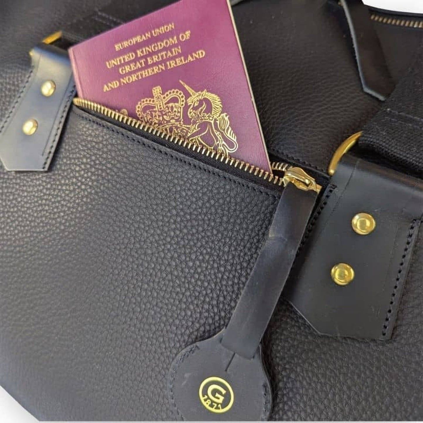 Ultimate Apple Tech Leather Weekender Bag - Ebony Black