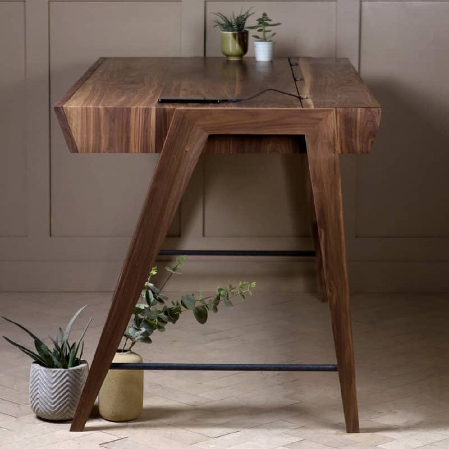 Yackt 2.0 Walnut Desk